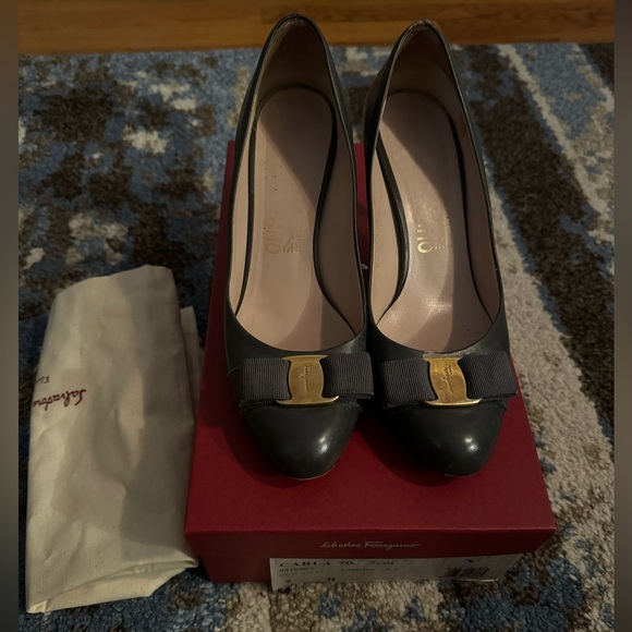 Ferragamo Carla Vara 70mm pump in charcoal 7 37 - Picture 1 of 6
